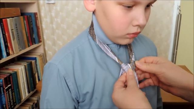 Завязать галстук. Маленький классический узел. смотреть онлайн