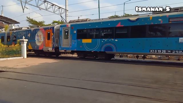 Hunting KA Taksaka Masih Stiker Hype Trip di Perlintasan Geser Tugu Jogja смотреть онлайн