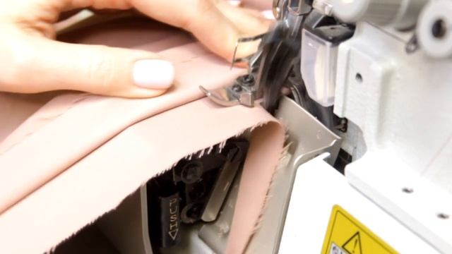 ОБМЕТЫВАНИЕ ШАГОВОГО ШВА БРЮК НА ОВЕРЛОКЕ смотреть онлайн