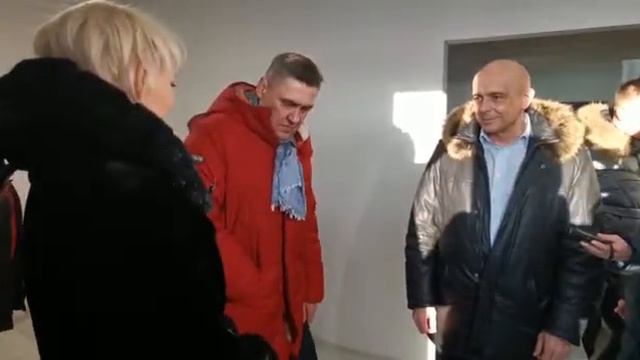 Сергей Сокол и Вадим Семенов с жильцами посещают построенные дома смотреть онлайн