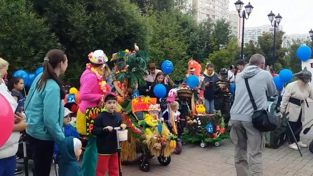День города Новокузнецк. Парад колясок. смотреть онлайн