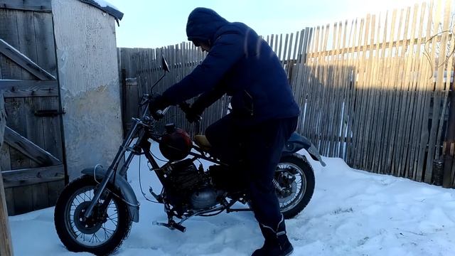 Зимний запуск мотоцикла Минск, греем горелкой. смотреть онлайн