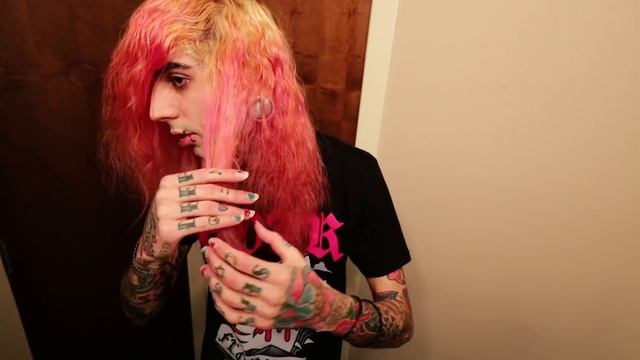 EMO/SCENE HAIR CUT TUTORIAL (Ft. Razor blade) смотреть онлайн