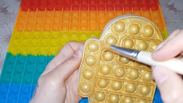 POP IT ИЗМЕНИЛ ЦВЕТ и СТАЛ ЗОЛОТЫМ! Раскрашиваю ПОП ИТ ЗОЛОТЫМ АКРИЛОМ! смотреть онлайн