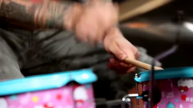 МАЙК ПОРТНОЙ | MIKE PORTNOY играет на игрушечных барабанах Hello Kitty | Loudwire | Перевод смотреть онлайн