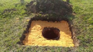 003 Стройка дома своими руками. Яма фундамента под туалет