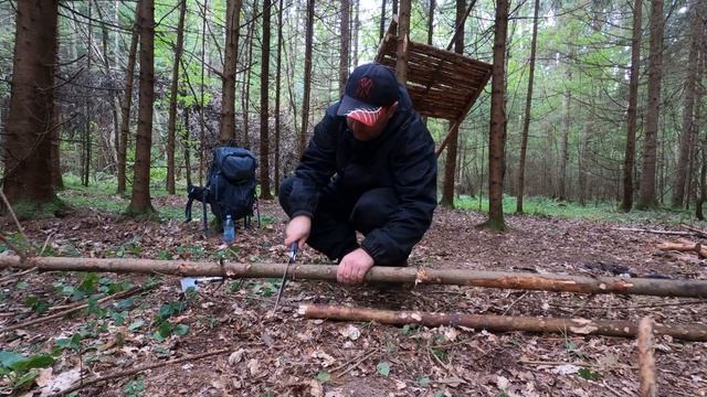 Лагерь в лесу. День второй.Стройка крыши. Bushcraft. смотреть онлайн
