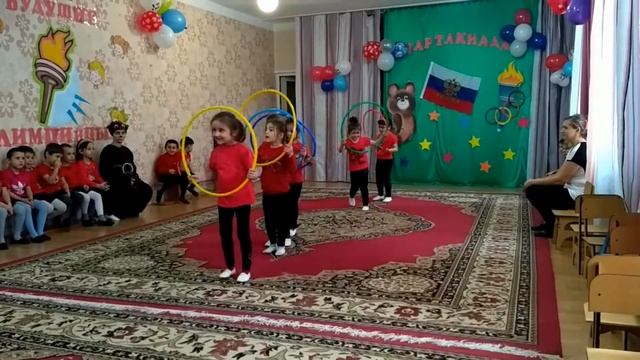 Спортивный танец с обручами смотреть онлайн