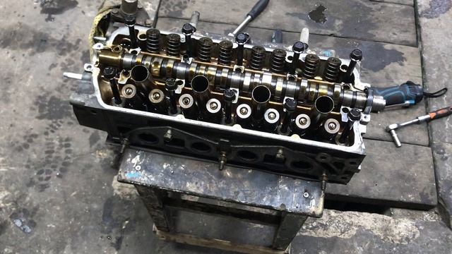 Разборка и дефектовка двигателя D17A Хонда Стрим часть 3 разбор ГБЦ. смотреть онлайн