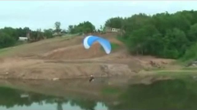 Paramotor Paragliding В реку смотрятся облака Flying on paramotor смотреть онлайн