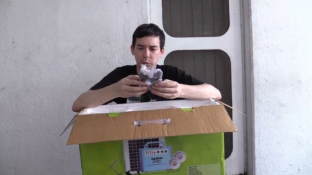Unboxing the Baron Solar lighting kit смотреть онлайн