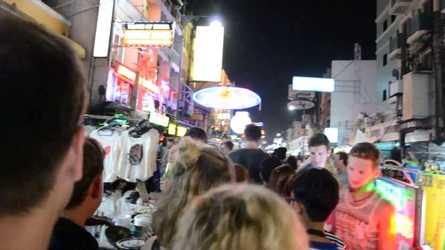 На улице Каосан в Бангкоке ночью смотреть онлайн