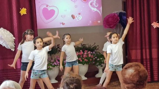 Танец-поздравление от Дианы Кондусовой, Кати и Светы Мазуренко, Риты Коваленко и Наташи Тухватулино смотреть онлайн