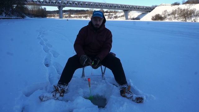 Зимняя ловля речного окуня на мормышку. Рыбалка 2022. Открытие зимнего сезона 2022. смотреть онлайн
