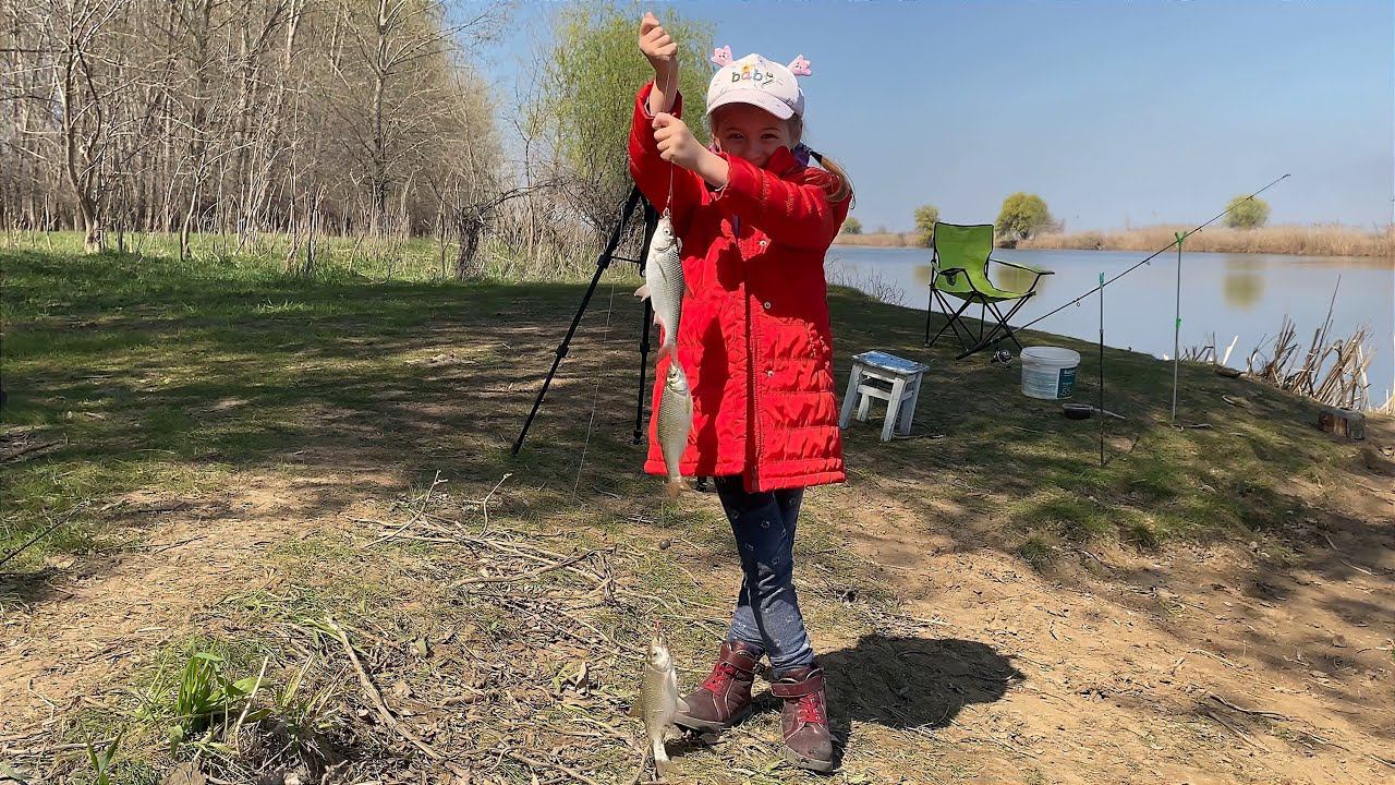 ДОЧКА ЛОВИТ ВОБЛУ ПО ТРИ ШТУКИ. МАССОВЫЙ ХОД ВОБЛЫ 2023. Астраханская рыбалка. смотреть онлайн