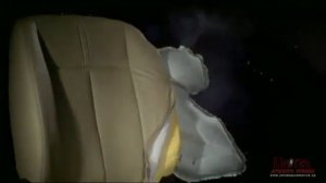 Раскрытие боковой подушки безопасности в автомобиле
