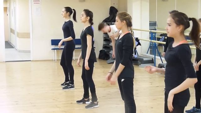 На занятии по хореографии (модерн). "Хрустальный", 15.01.2017 (1) смотреть онлайн