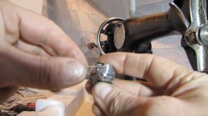 правильно заправить НИТКУ В КОЛПАЧОК челнока положение и путь движения в момент шитья