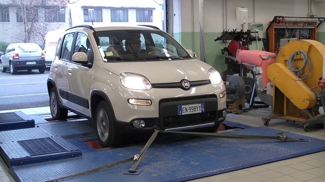 2014 - La Fiat Panda 4X4 TwinAir Turbo durante i test al banco - Video 1 смотреть онлайн