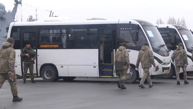 В Севастополь доставили пленных украинских военных с острова Змеиный смотреть онлайн