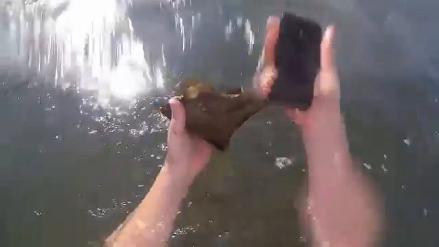 НАШЕЛ IPHONE 6 крутаые ништяки в реке смотреть онлайн