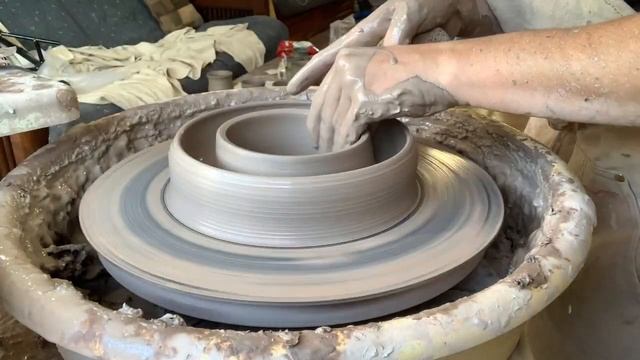 How to Throw a Donut on the Pottery Wheel. Throwing a Large Circular Vase смотреть онлайн