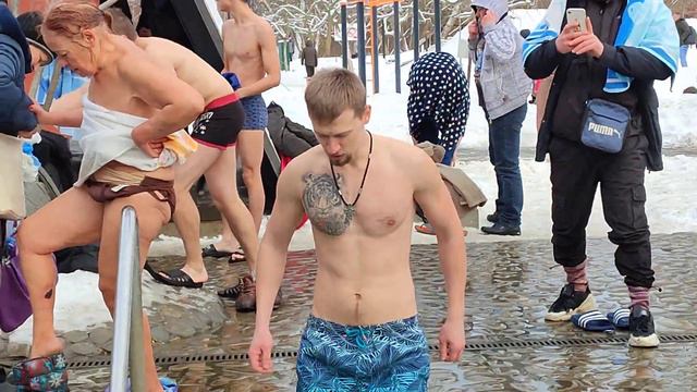 КРЕЩЕНСКИЕ КУПАНИЯ В ХАРЬКОВЕ! смотреть онлайн