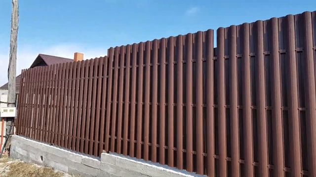Забор из евроштакетника фигурного профиля смотреть онлайн
