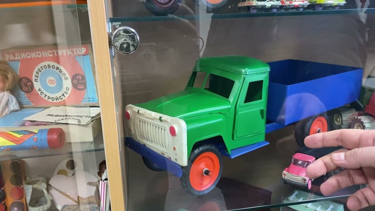 Взрослые мужики увидели сои игрушки из советского детства. А у вас такие были? смотреть онлайн