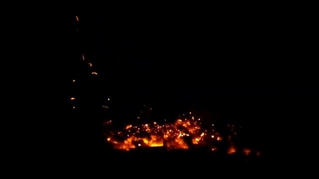 Искры от горящего угля смотреть онлайн