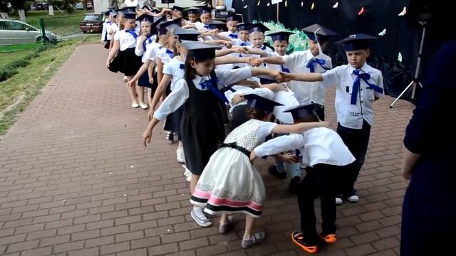 Polonez w wykonaniu dzieci z Miejskiego Przedszkola nr 5 im. Kubusia Puchatka смотреть онлайн