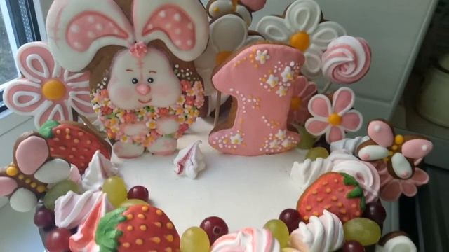 Торт на годик девочке с зайкой и цветами. Шоколадные подтеки, пряники, безе и ягоды. смотреть онлайн