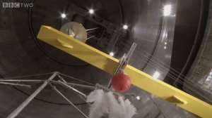 Любые два предмета в вакууме будут падать с одинаковой скоростью