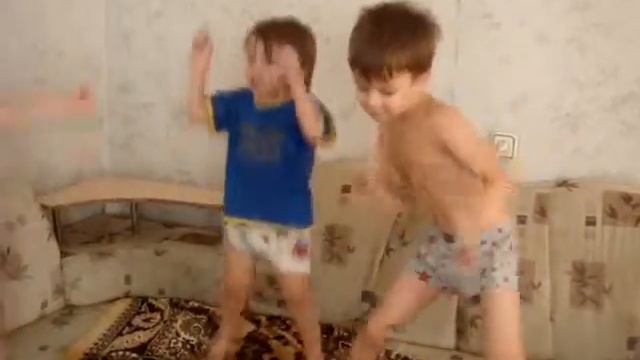 Три брата танцуют.MPG смотреть онлайн