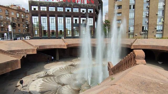 Прогулки по Еревану. Станция метро Площадь республики смотреть онлайн