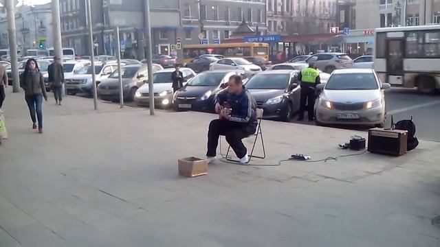 Уличный гитарист отжарил Цоя смотреть онлайн