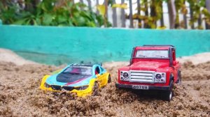 Строим дороги и мост для машинок игрушек - экскаватор, самосвал, трактор и красная машинка. Манкиту