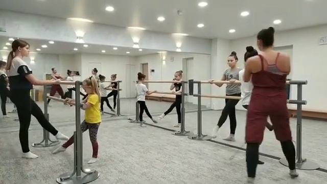 Классический урок хореографии на Камышовой 38 смотреть онлайн
