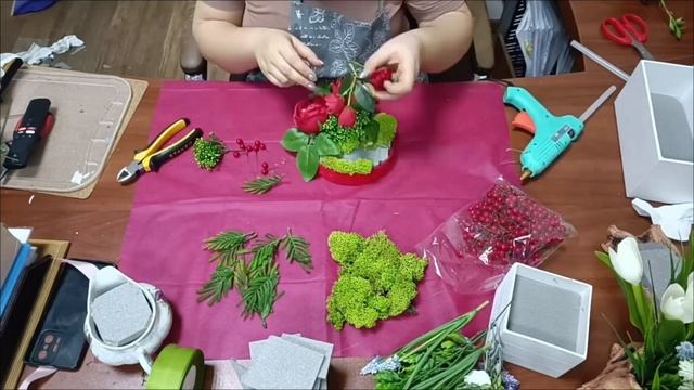 Процесс создания пары Красные розы в бархатной шляпной коробке #floral #gangarium #флористика смотреть онлайн