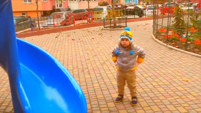 Сюрпризы для Давида на Детской Площадке - Собираем цветные яйца - Сolors Eggs Surprise смотреть онлайн