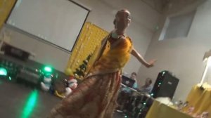 брат и сестра танцуют индийский шедевр