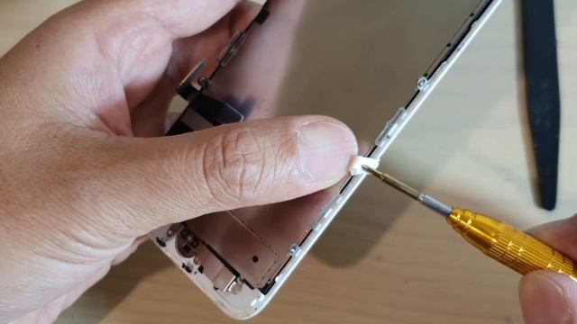 How to Remove Stuck / Stripped Tri-Point Screw on iPhone 7 Screen смотреть онлайн