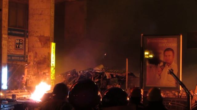 Майдан, зачистка со стороны Грушевского. Дом профсоюзов смотреть онлайн