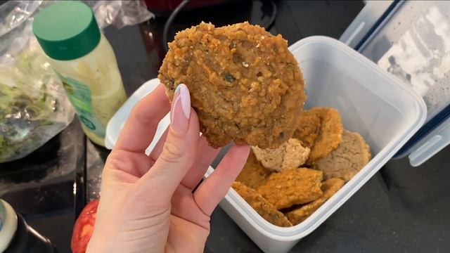 ОДИН ДЕНЬ С МОЕЙ МАМОЙ: готовим бургеры, красимся, гуляем смотреть онлайн