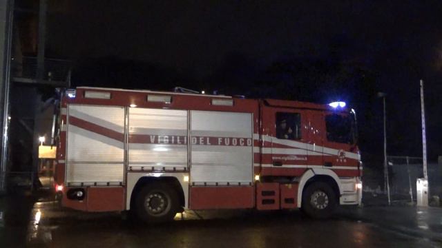 Partenza Aps Mercedes Actros vigili del fuoco La Spezia in sirena per soccorso a persona смотреть онлайн
