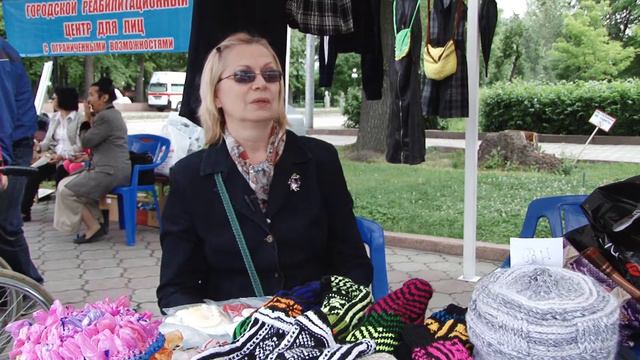 ТРАДИЦИОННАЯ ЯРМАРКА БАБУШКИ ЗА ПРИЛАВКОМ, ДЕДУШКИ ЗА ШАХМАТНОЙ ДОСКОЙ смотреть онлайн