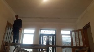 КАК ПРИКЛЕЕТЬ ПОТОЛОЧНЫЕ ОБОИ ОДНОМУ ЛЕГКО И ПРОСТО