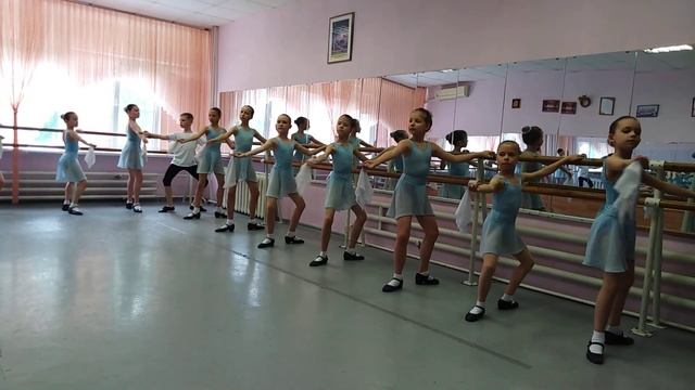 Постановка корпуса, плие, батман тандю. 3 класс, ДШИ 2. смотреть онлайн