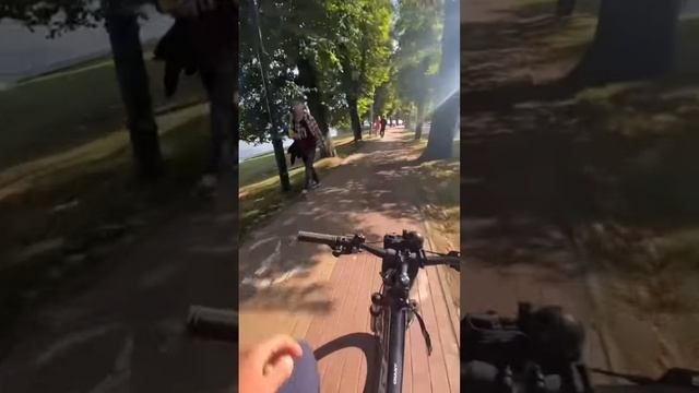 ЧТО ЛУЧШЕ ДУДКА & ЗВОНОК Когда люди на велодорожке #shorts