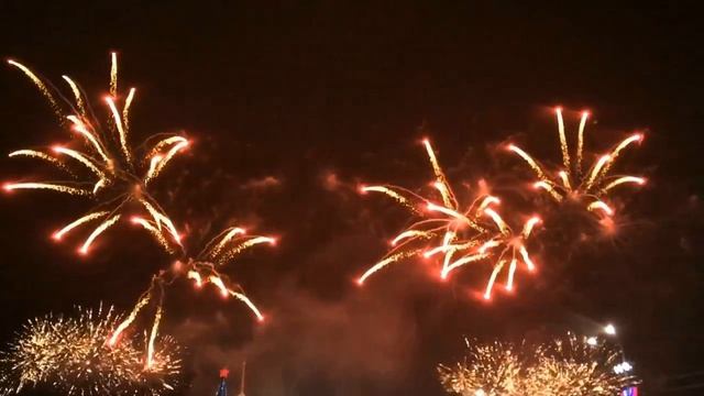 Фейерверк на открытии новогодней ёлки в Туле. 25.12.2015 смотреть онлайн